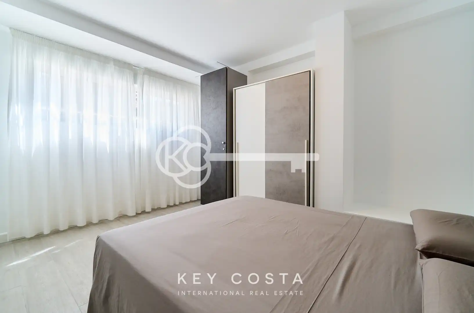 Habitación de Piso en venta en Alicante / Alacant con Aire acondicionado, Terraza y Amueblado
