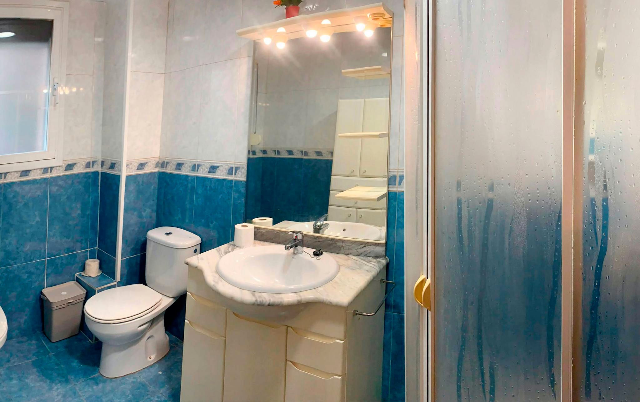 Bathroom of Flat to share in  Barcelona Capital  with Heating, Furnished and Washing machine