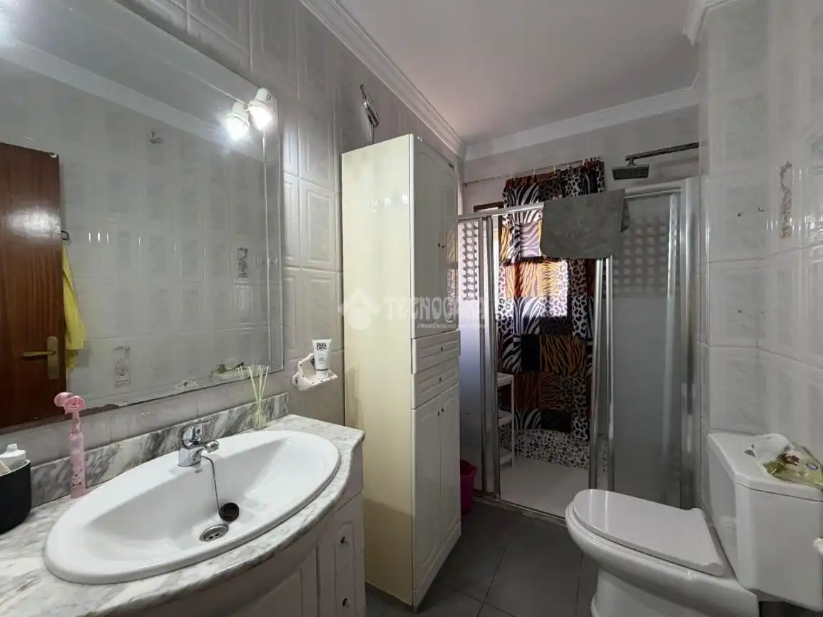 Baño de Piso en venta en Isla Cristina con Aire acondicionado, Terraza y Amueblado