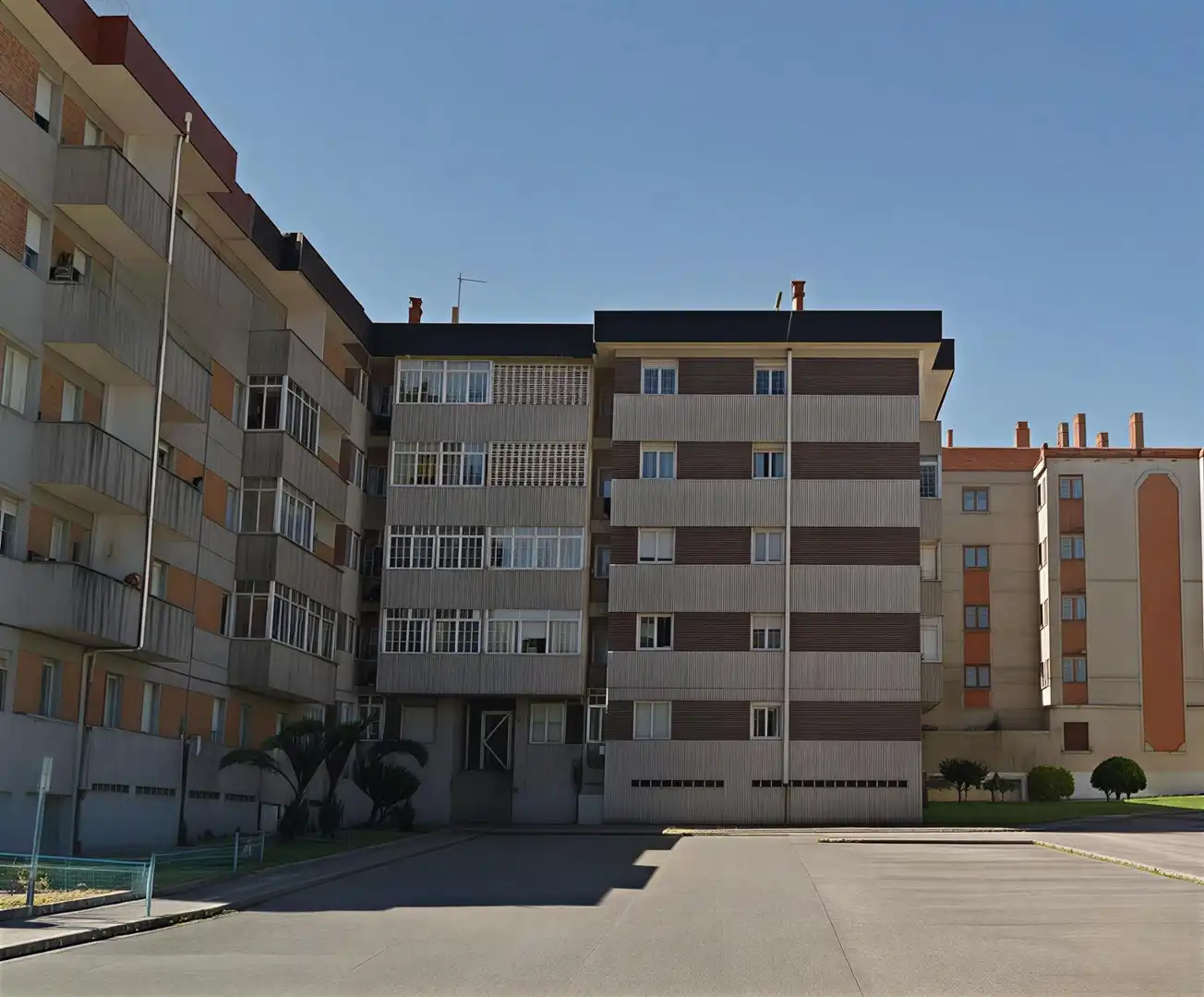 Vista exterior de Pis en venda en Pontevedra Capital  amb Terrassa i Balcó