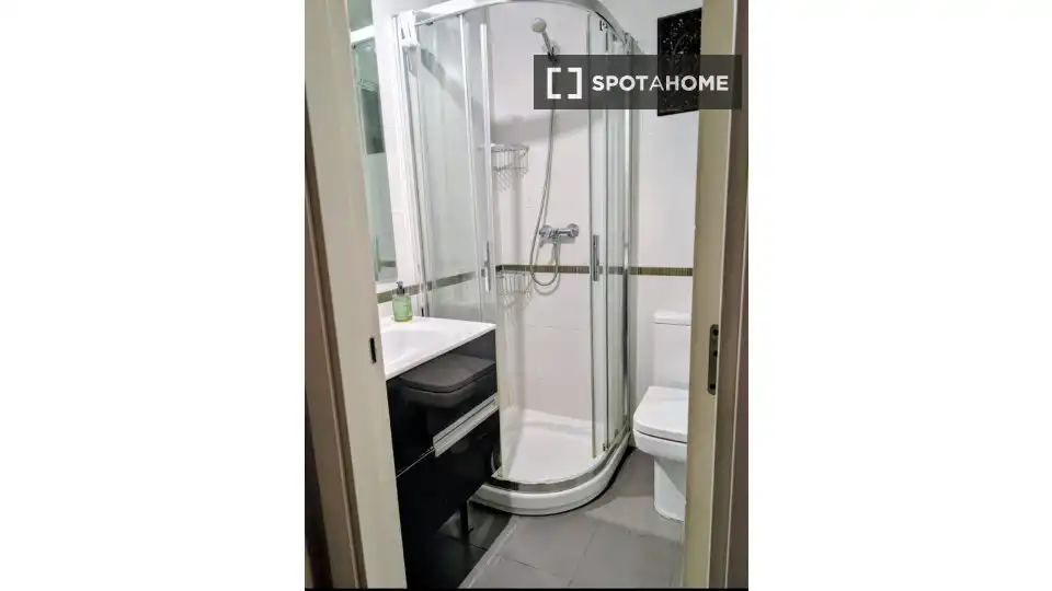 Baño de Piso para compartir en Madrid con Aire acondicionado, Terraza y Amueblado