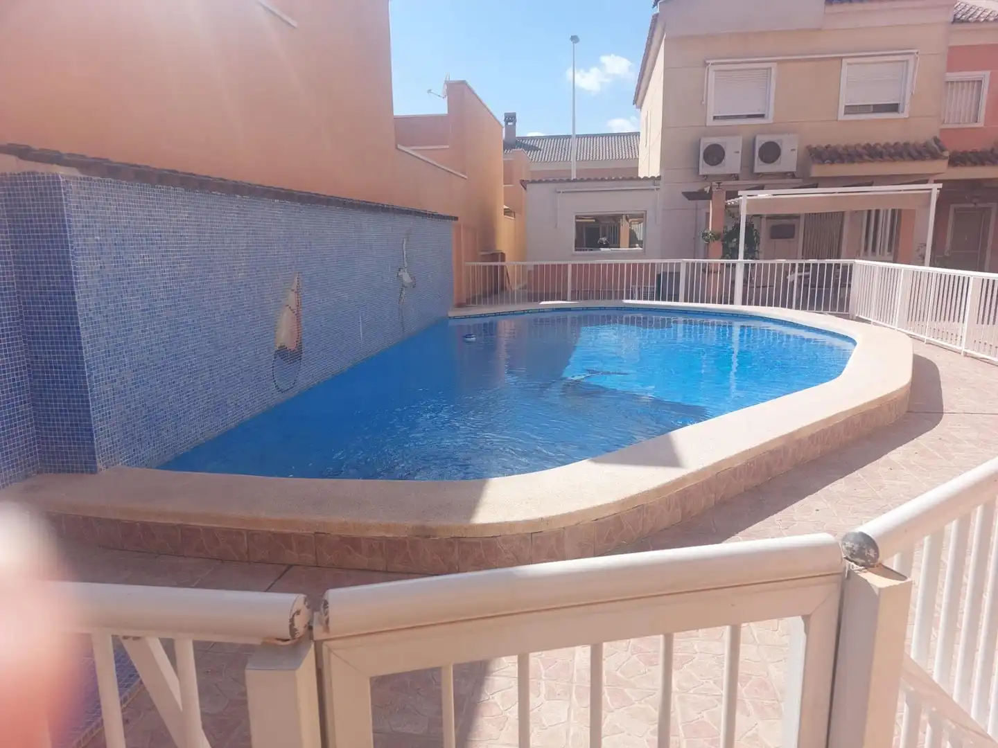 Schwimmbecken von Einfamilien-Reihenhaus zum Verkauf in Elche / Elx mit Privatgarten, Terrasse und Gemeinschaftspool