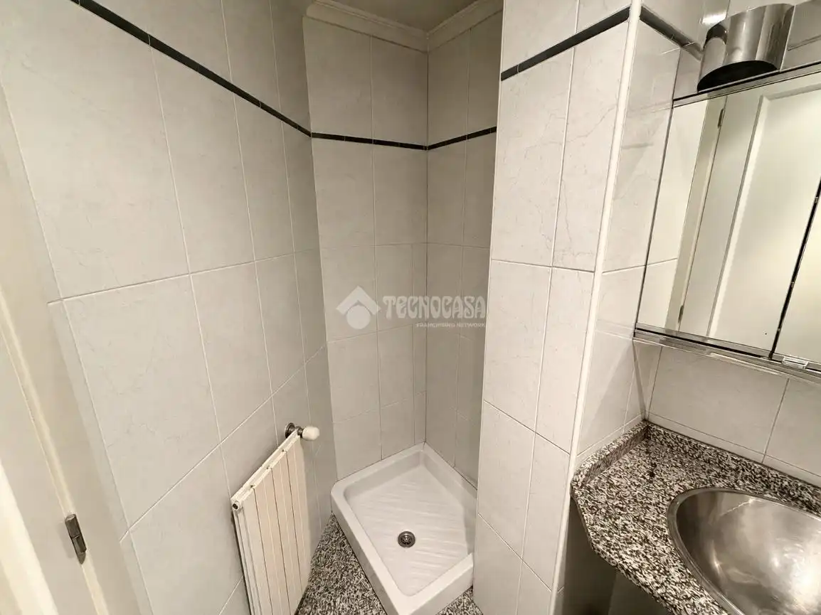 Baño de Piso en venta en León Capital  con Calefacción, Terraza y Trastero