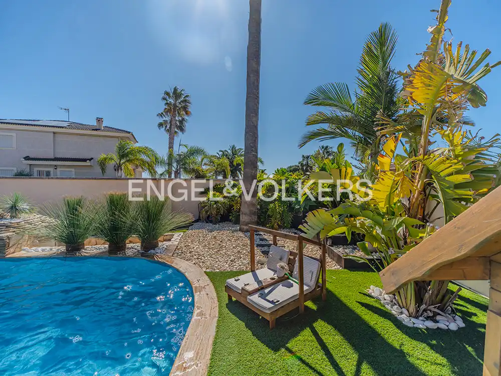 Exterior view of Houses for sale in San Vicente del Raspeig / Sant Vicent del Raspeig  with Air Conditioner, Heating and Private garden