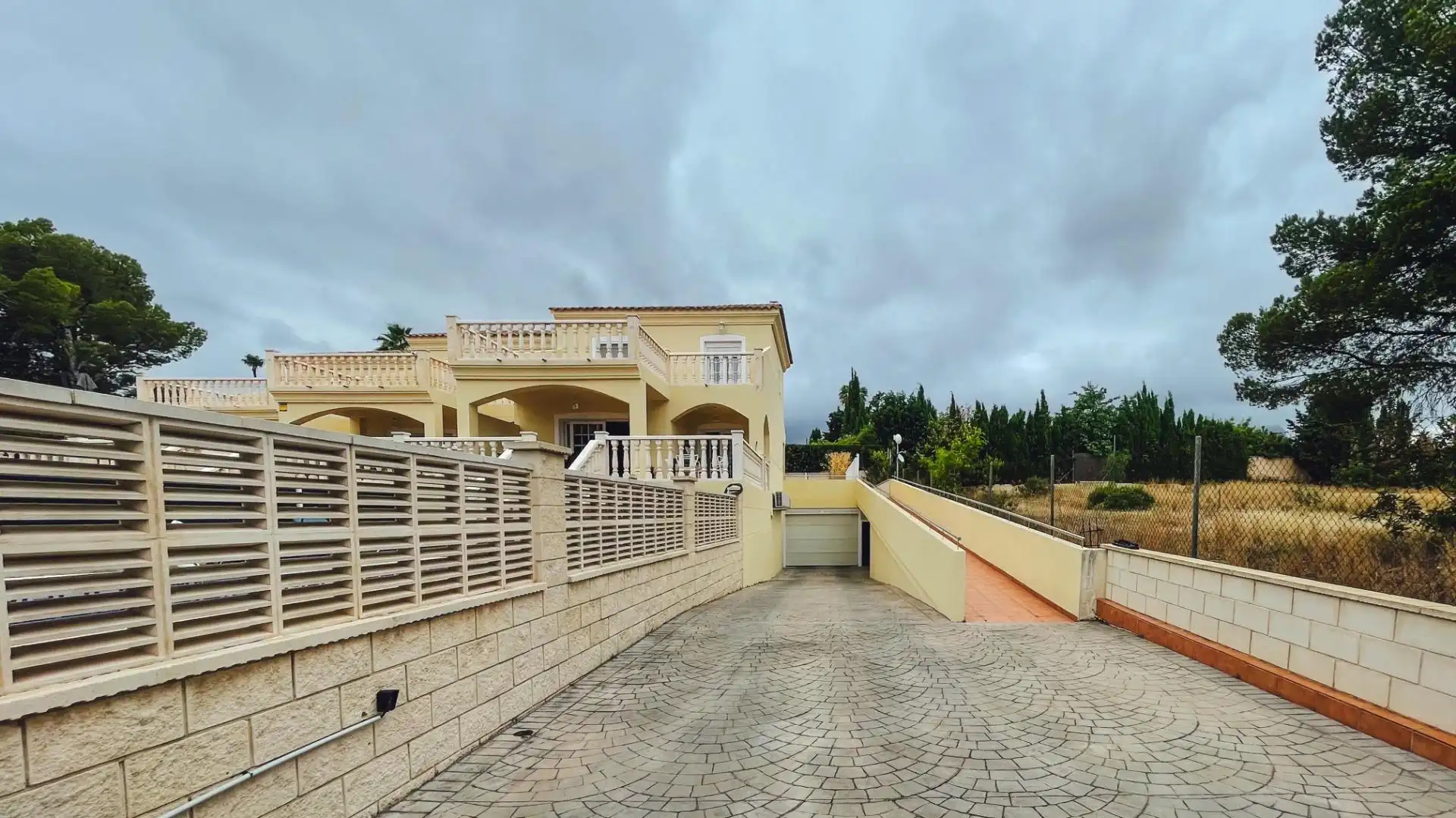 Vista exterior de Casa adosada en venda en La Nucia amb Aire condicionat, Jardí privat i Terrassa