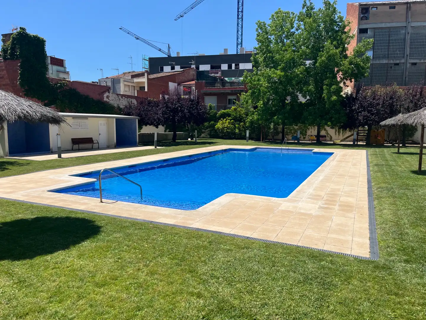 Piscina de Pis de lloguer en Terrassa amb Aire condicionat, Calefacció i Jardí privat