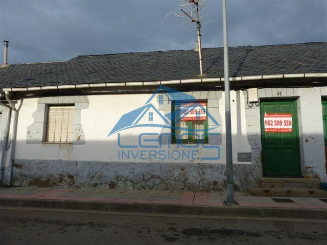 Vista exterior de Traster en venda en Fabero