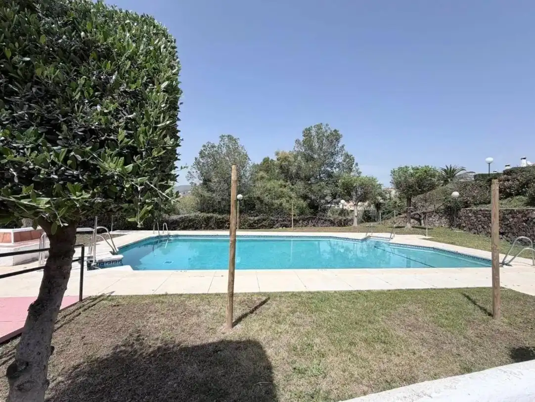 Piscina de Casa adosada en venda en Rincón de la Victoria amb Aire condicionat, Jardí privat i Parquet