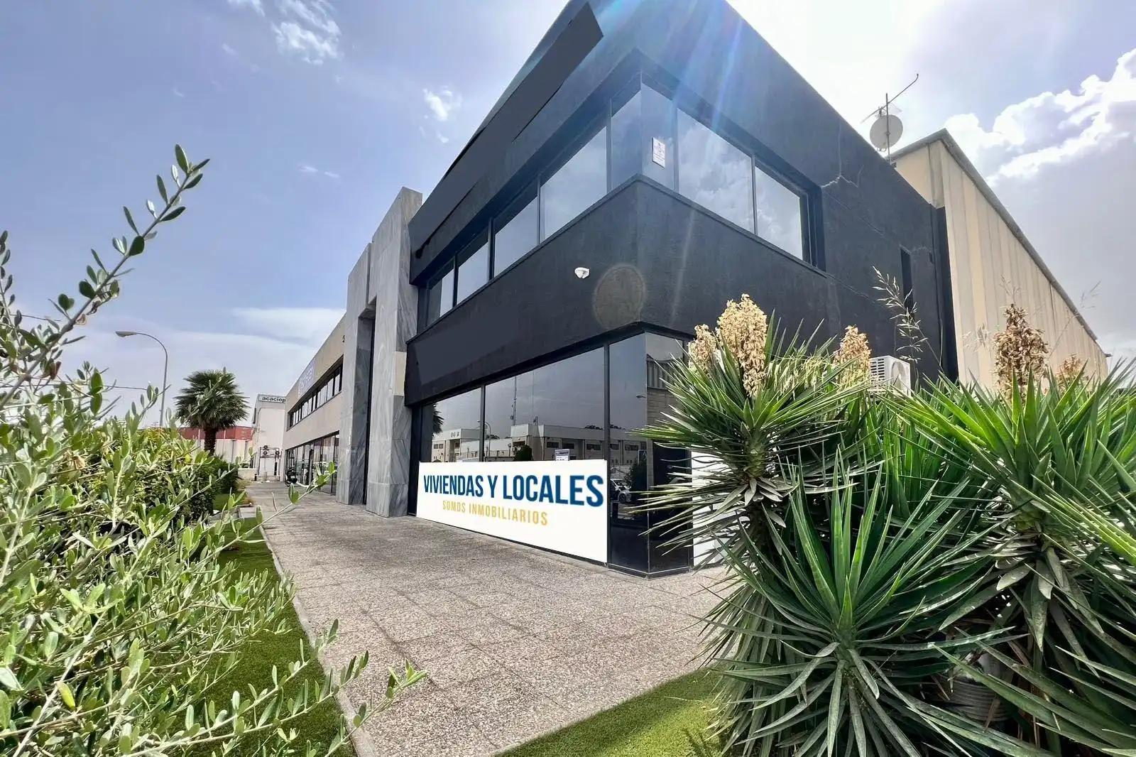 Vista exterior de Local de alquiler en  Granada Capital