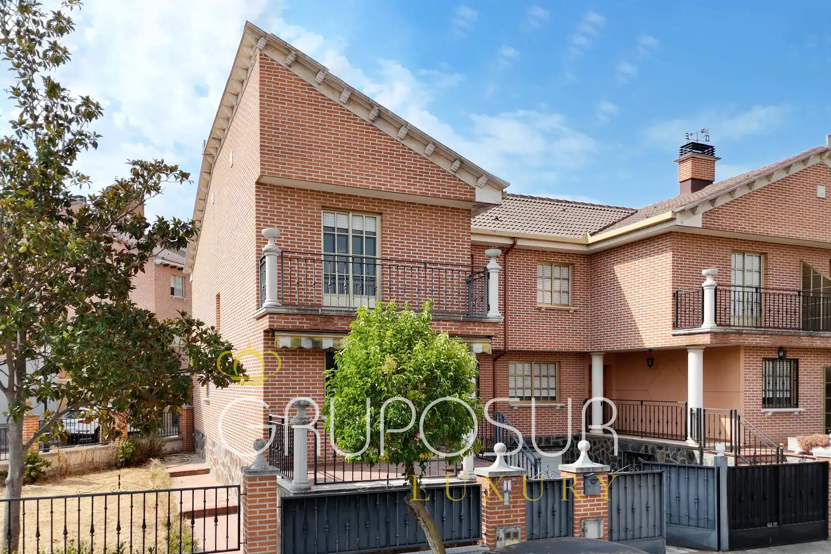 Vista exterior de Casa adosada en venda en Laguna de Duero amb Calefacció, Jardí privat i Parquet
