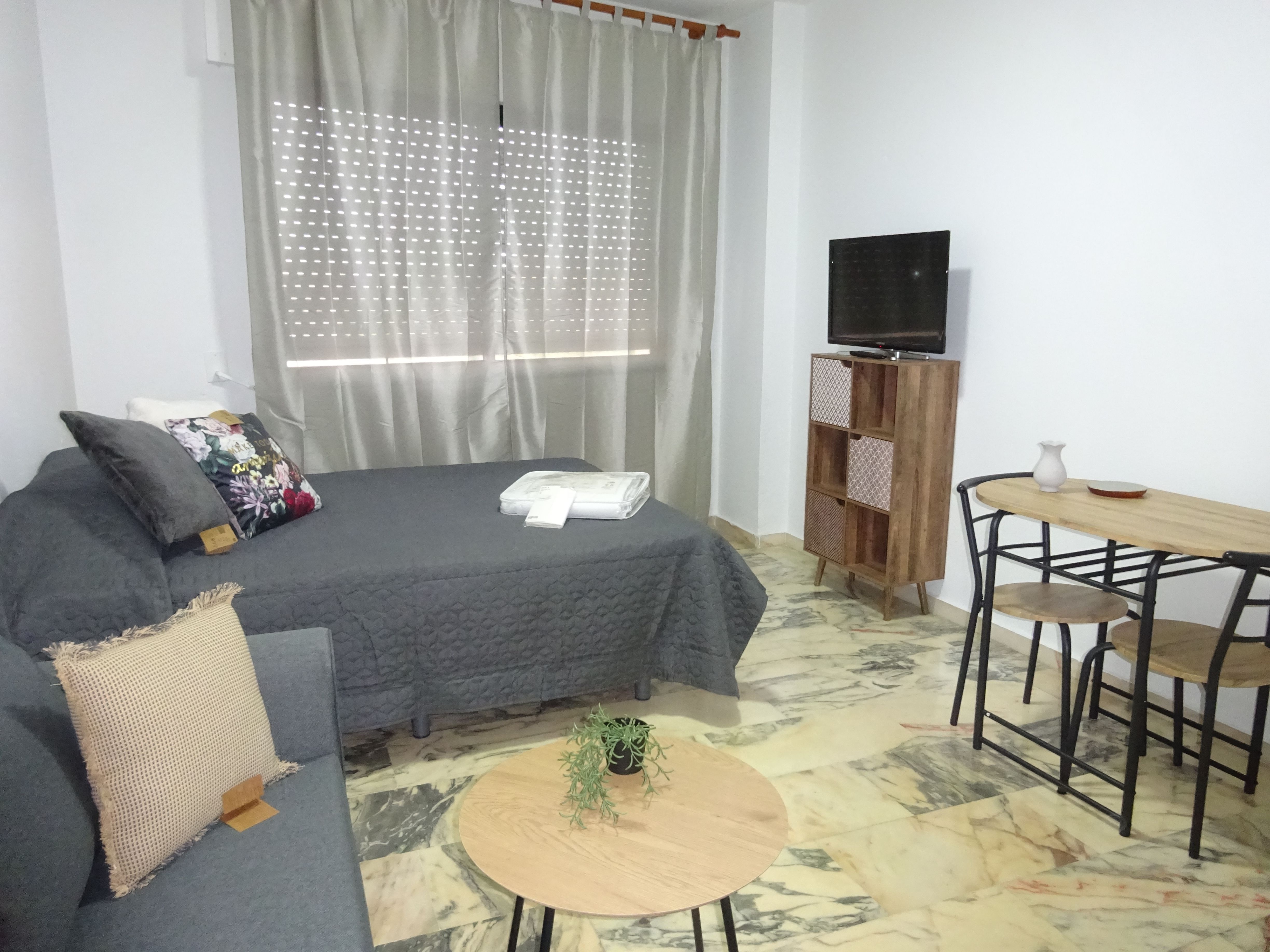 Habitación de Estudio de alquiler en  Sevilla Capital con Aire acondicionado, Calefacción y Lavadora