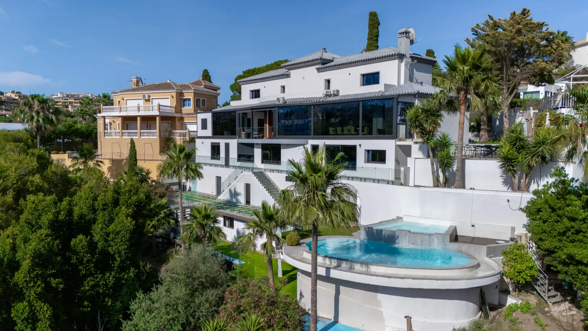 Vista exterior de Casa o xalet en venda en Benalmádena amb Aire condicionat, Calefacció i Jardí privat