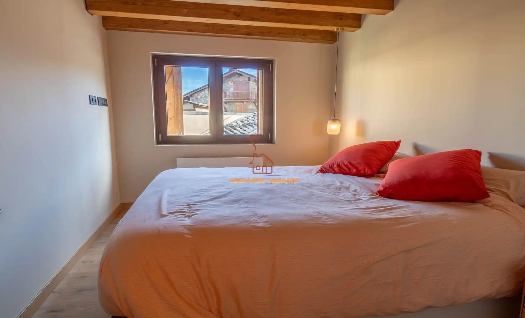 Dormitori de Casa adosada en venda en Fontanals de Cerdanya amb Calefacció, Jardí privat i Parquet