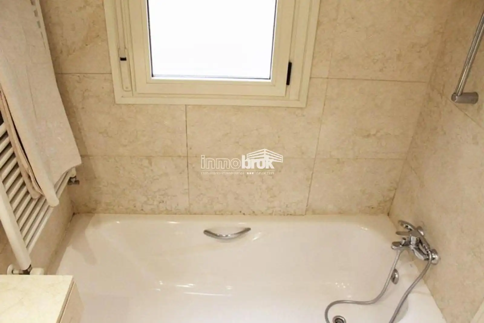 Bathroom of Flat for rent in La Moraleja  with Terrace, Swimming Pool and Community pool