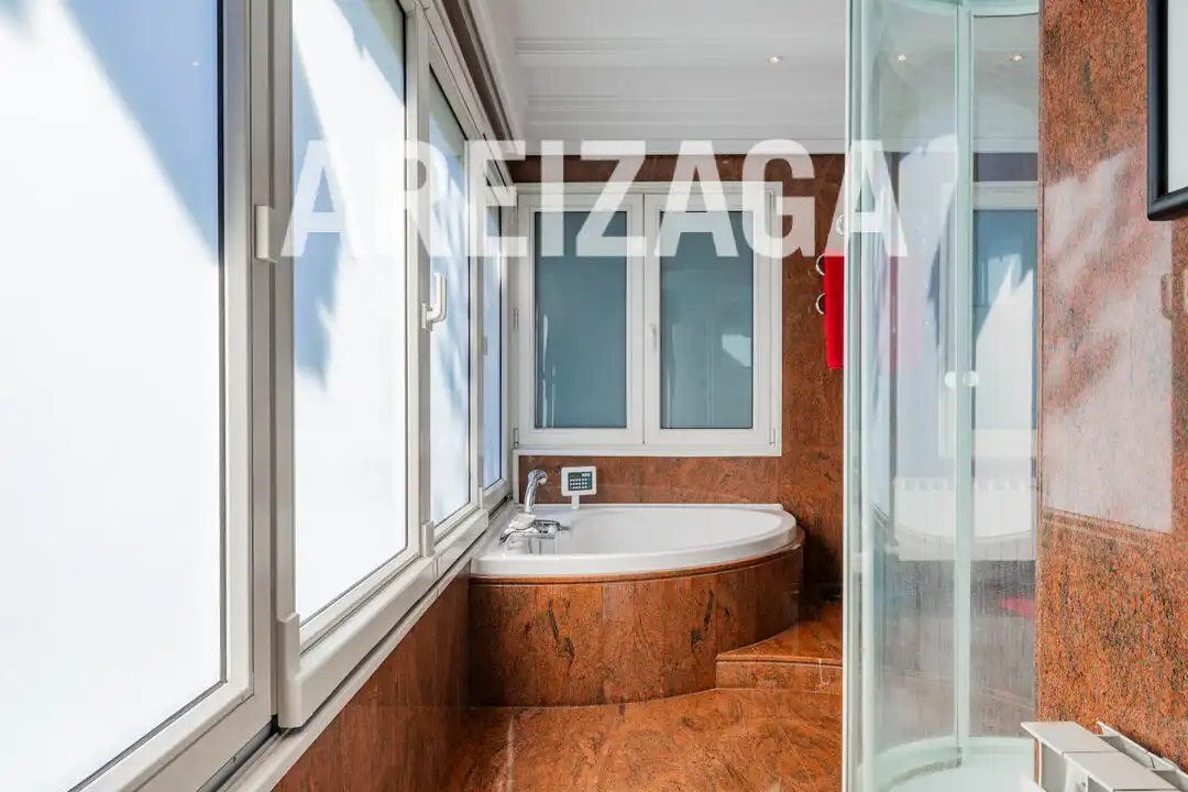 Bany de Casa o xalet en venda en Donostia - San Sebastián  amb Aire condicionat, Calefacció i Terrassa