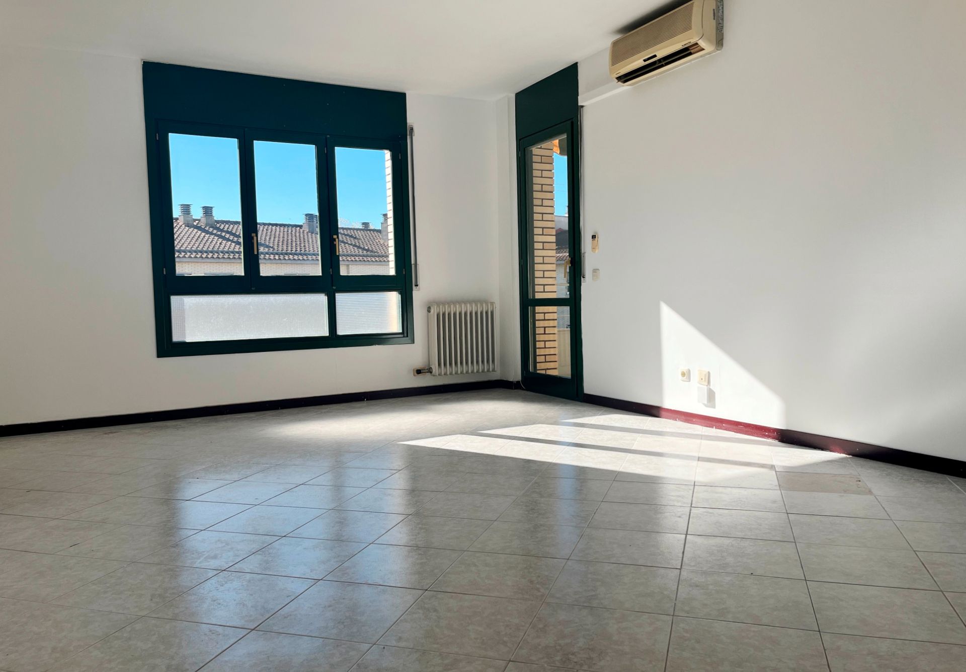Living room of Flat for sale in Girona Capital  with Air Conditioner, Heating and Oven