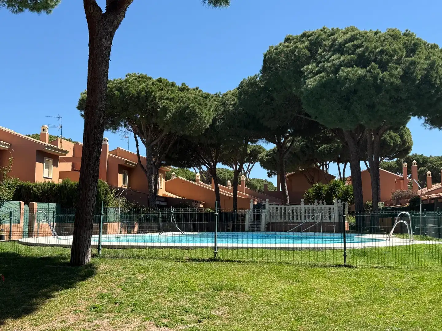 Piscina de Casa adosada en venda en Chiclana de la Frontera amb Piscina comunitària