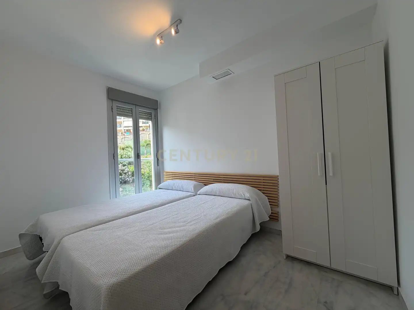 Dormitori de Apartament de lloguer en Mijas amb Aire condicionat, Jardí privat i Traster