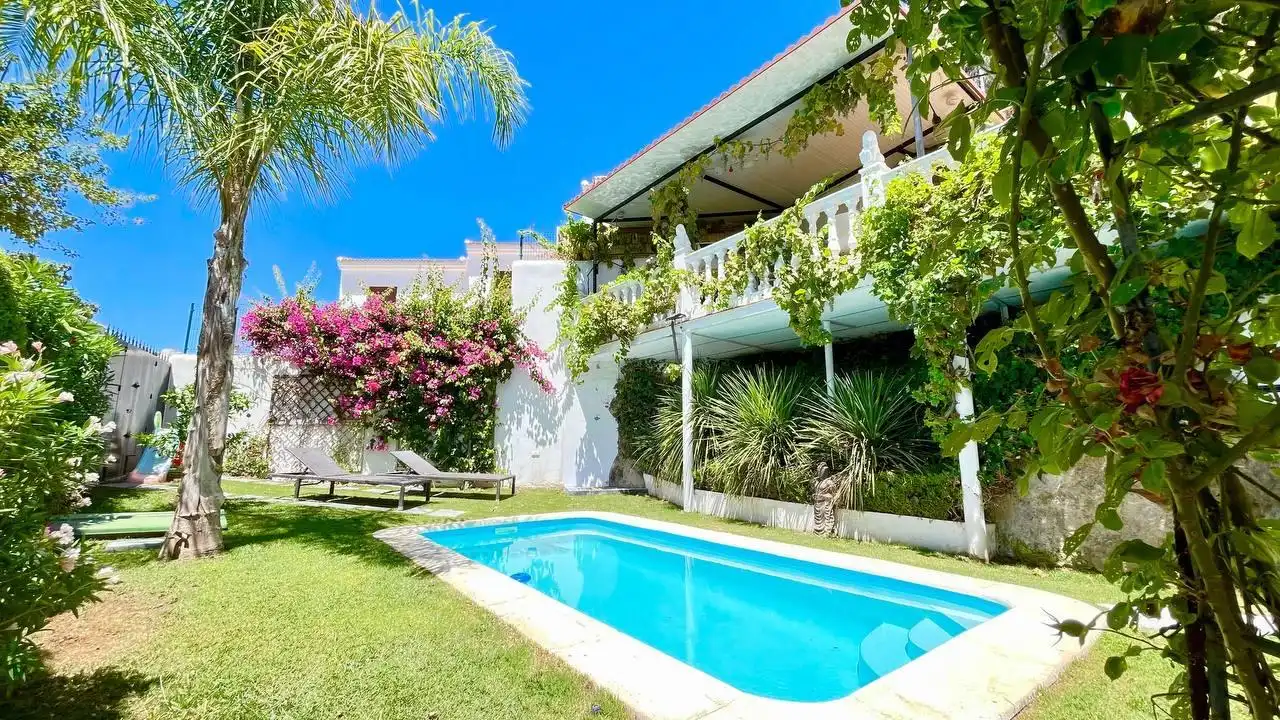 Vista exterior de Casa o xalet en venda en Atajate amb Aire condicionat, Calefacció i Jardí privat