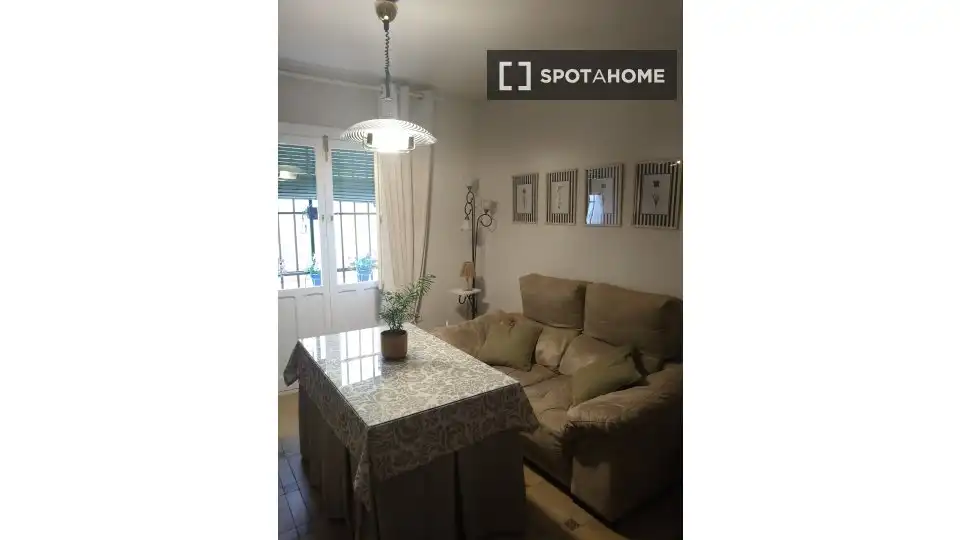 Dormitori de Apartament per a compartir en Córdoba amb Aire condicionat, Terrassa i Moblat
