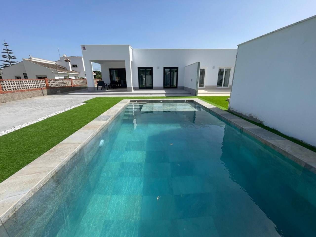 Piscina de Casa adosada en venda en Chiclana de la Frontera amb Aire condicionat i Moblat