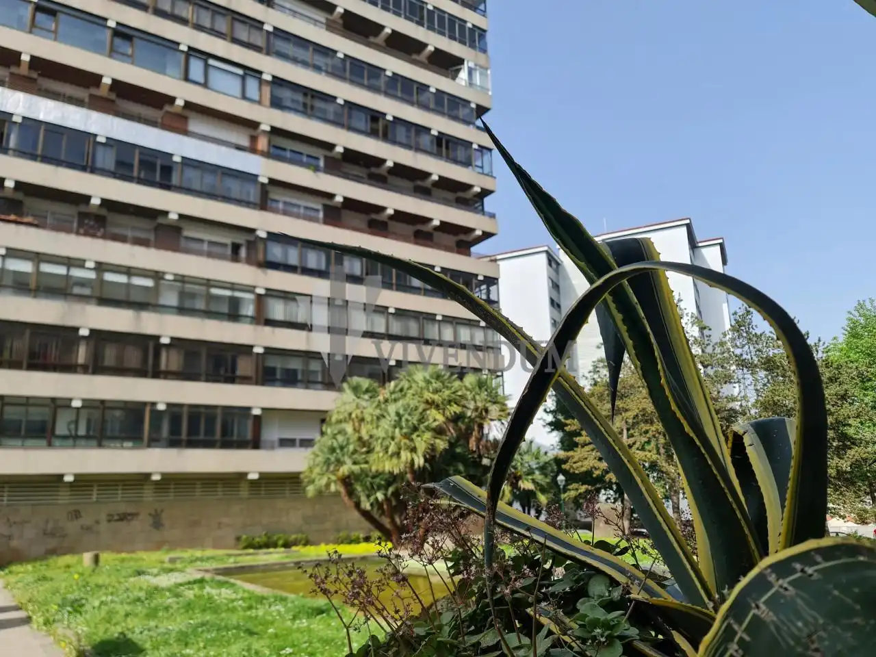 Vista exterior de Piso en venta en Vigo  con Calefacción, Terraza y Trastero