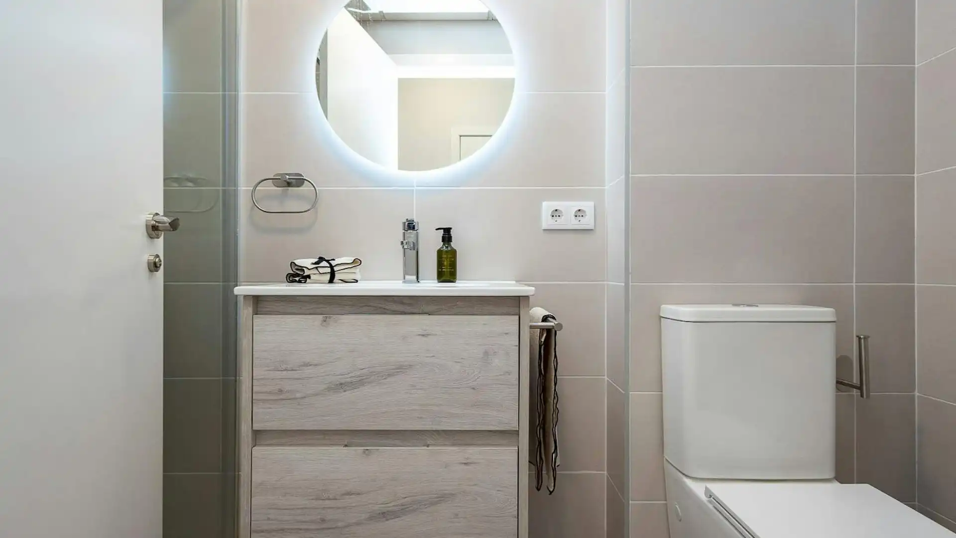 Badezimmer von Wohnung zur Miete in Valencia mit Klimaanlage, Heizung und Möbliert