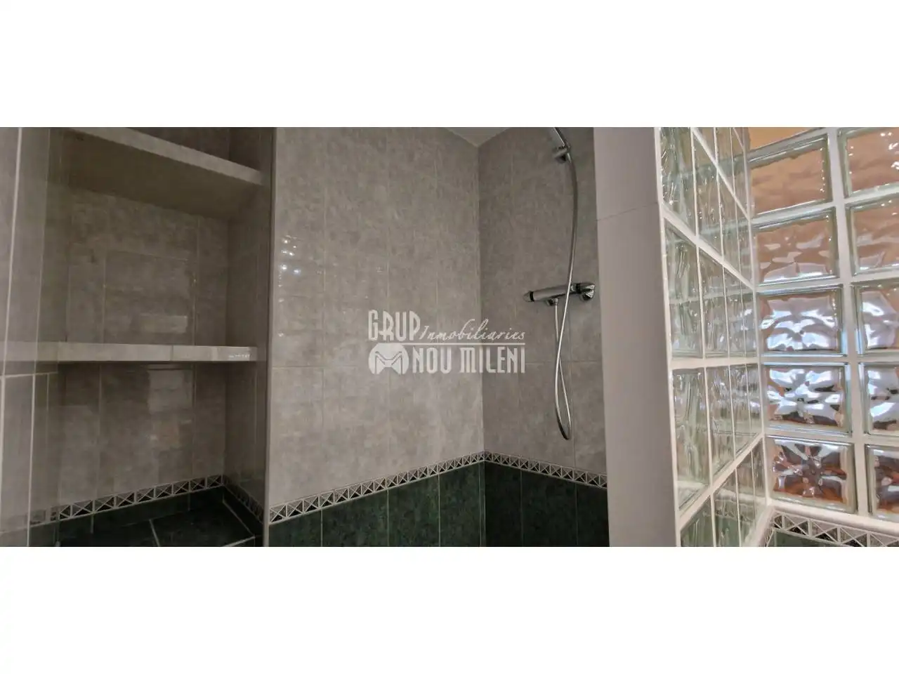 Bany de Dúplex de lloguer en Valencia amb Aire condicionat, Jardí privat i Parquet