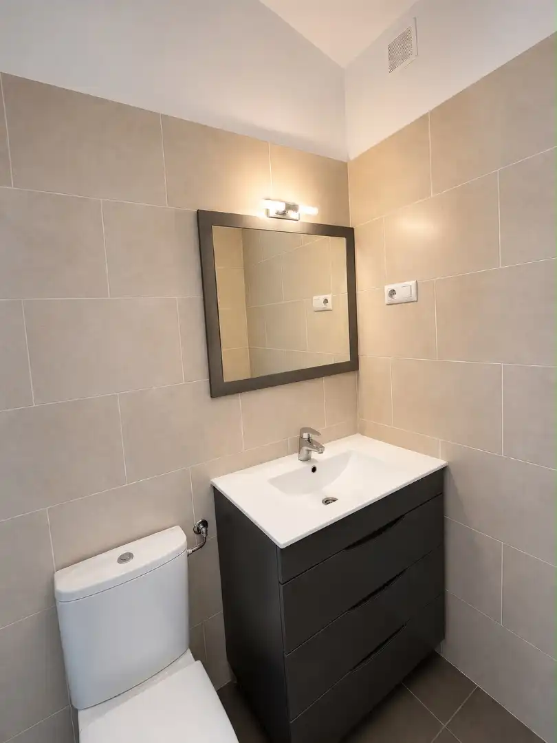 Badezimmer von Einfamilien-Reihenhaus zum Verkauf in Sitges mit Klimaanlage, Heizung und Privatgarten