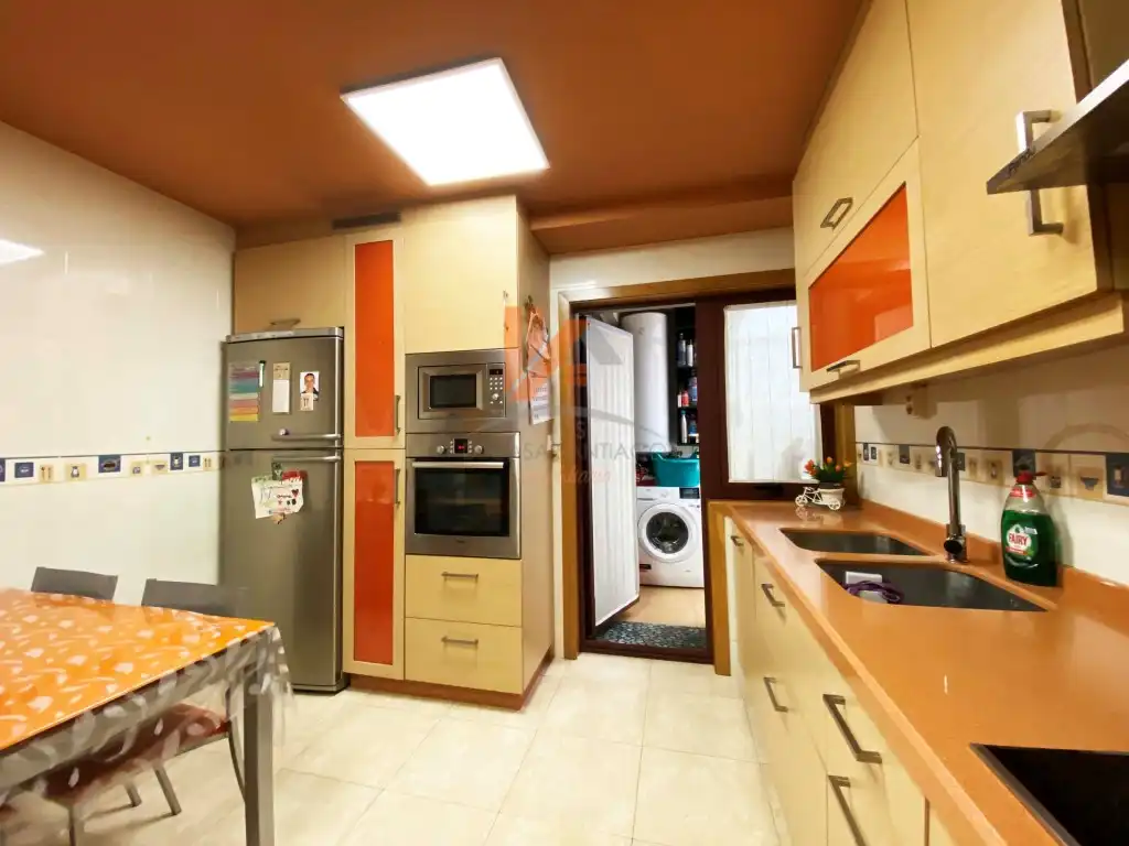 Kitchen of Flat for sale in Ames  with Oven