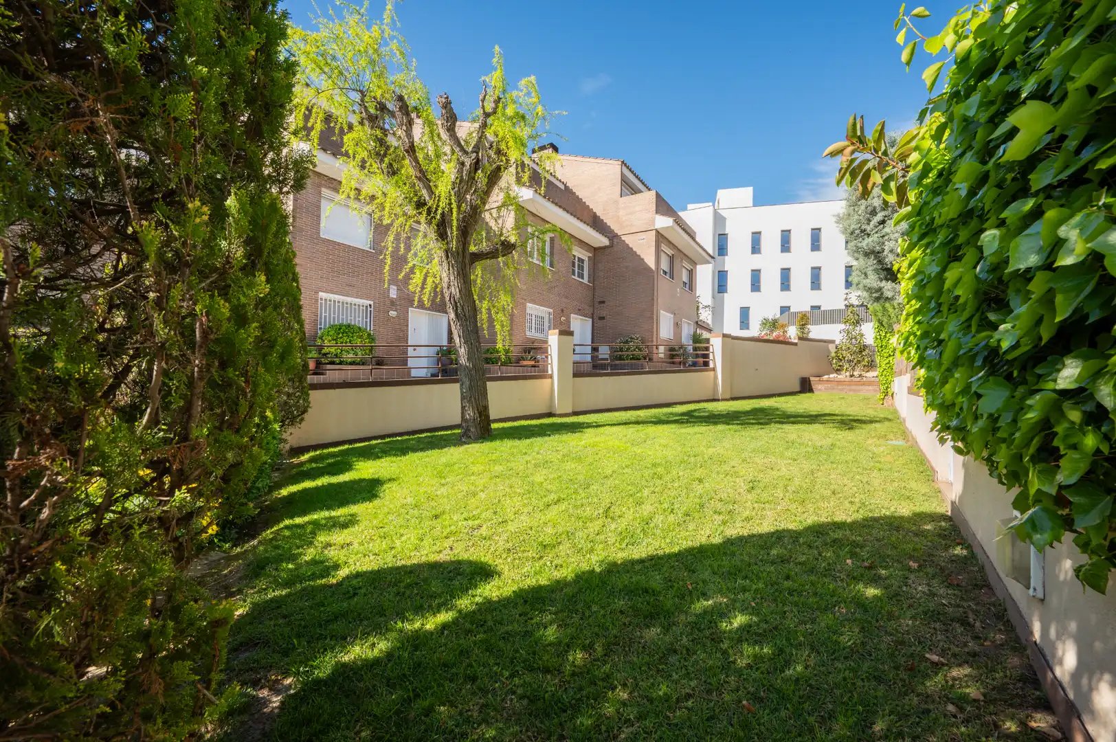 Vista exterior de Casa adosada en venda en Sant Cugat del Vallès amb Aire condicionat, Calefacció i Jardí privat