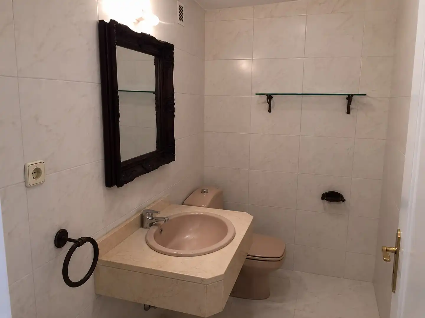 Baño de Casa adosada de alquiler en Boadilla del Monte con Aire acondicionado, Calefacción y Jardín privado