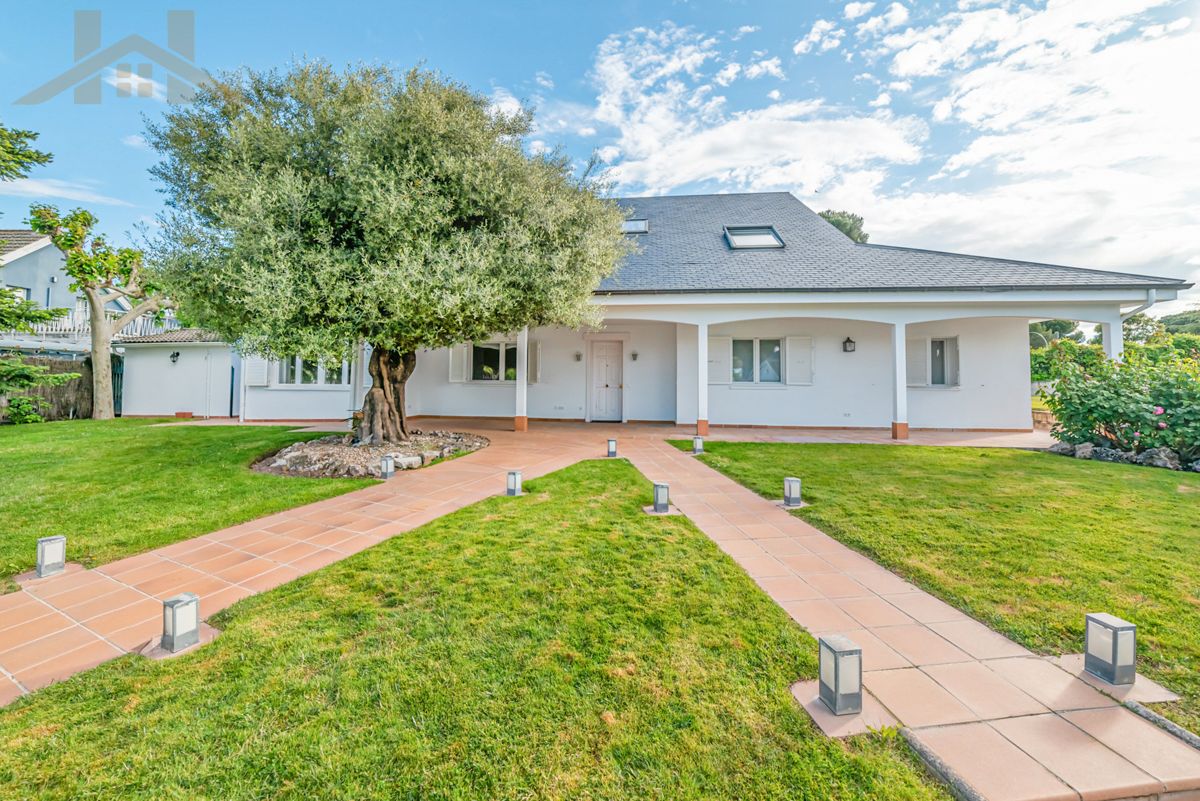 Vista exterior de Casa o xalet de lloguer en Majadahonda amb Aire condicionat, Calefacció i Jardí privat