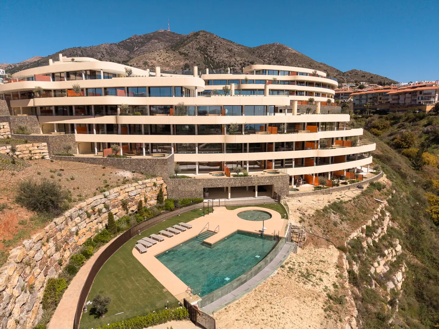 Außenansicht von Wohnungen zum Verkauf in Fuengirola mit Klimaanlage, Terrasse und Schwimmbad