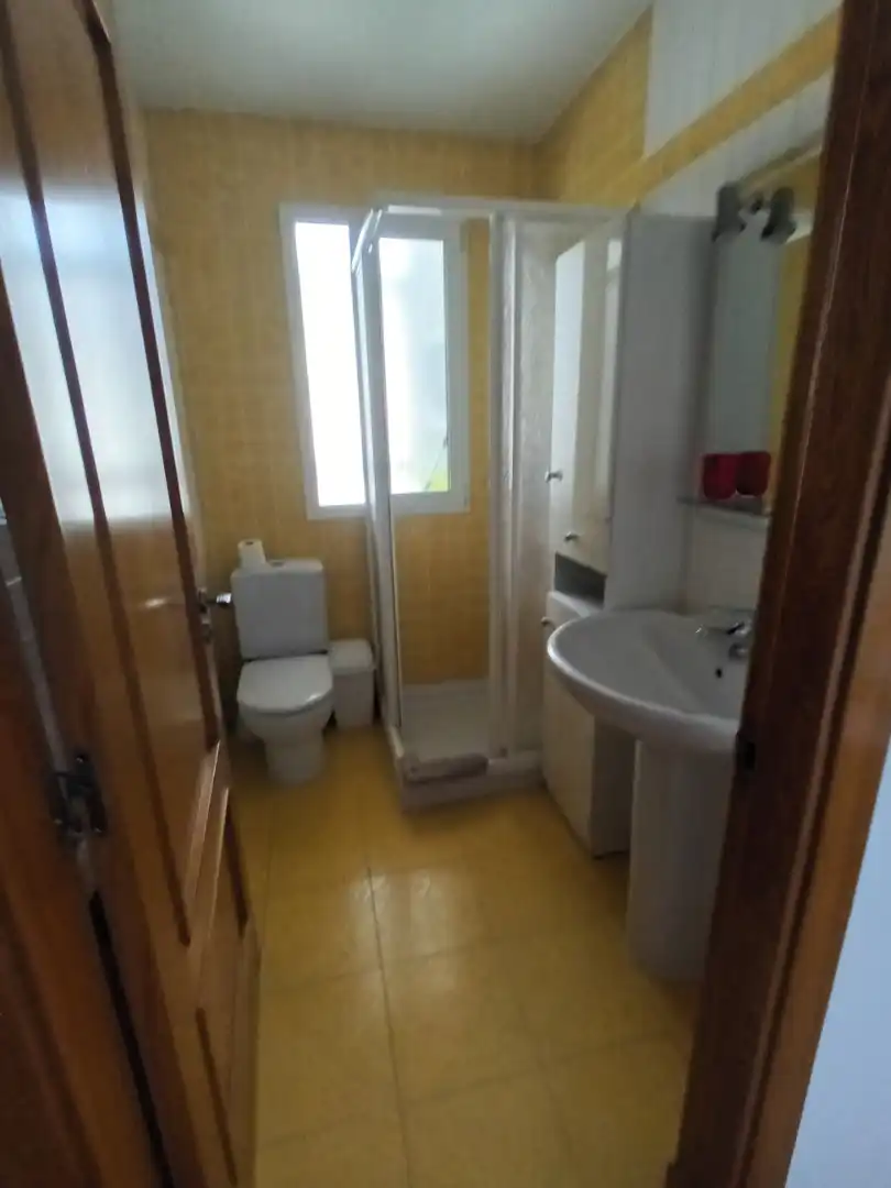 Badezimmer von Maisonette zur Miete in Lugo mit Heizung, Parkett und Möbliert