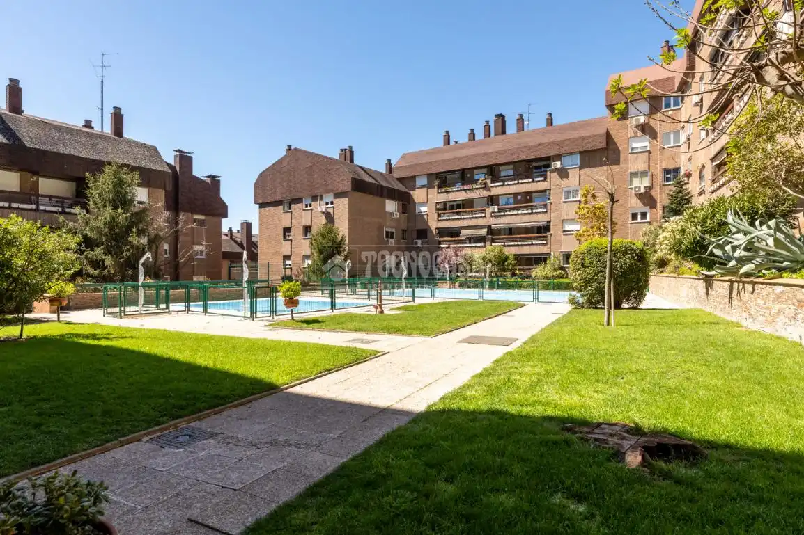 Vista exterior de Piso en venta en Las Rozas de Madrid con Calefacción, Terraza y Trastero