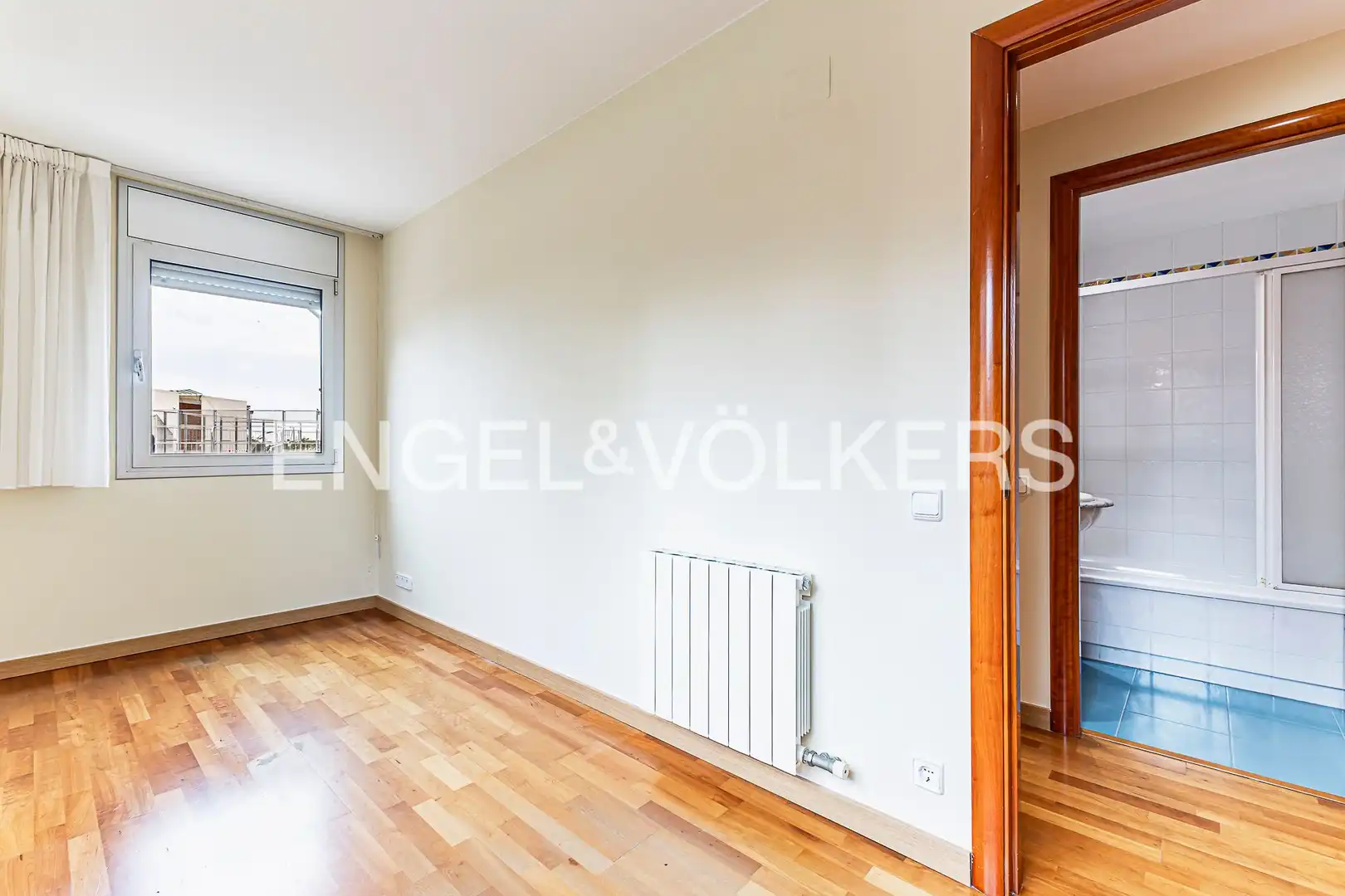 Schlafzimmer von Einfamilien-Reihenhaus zum Verkauf in Barcelona mit Heizung