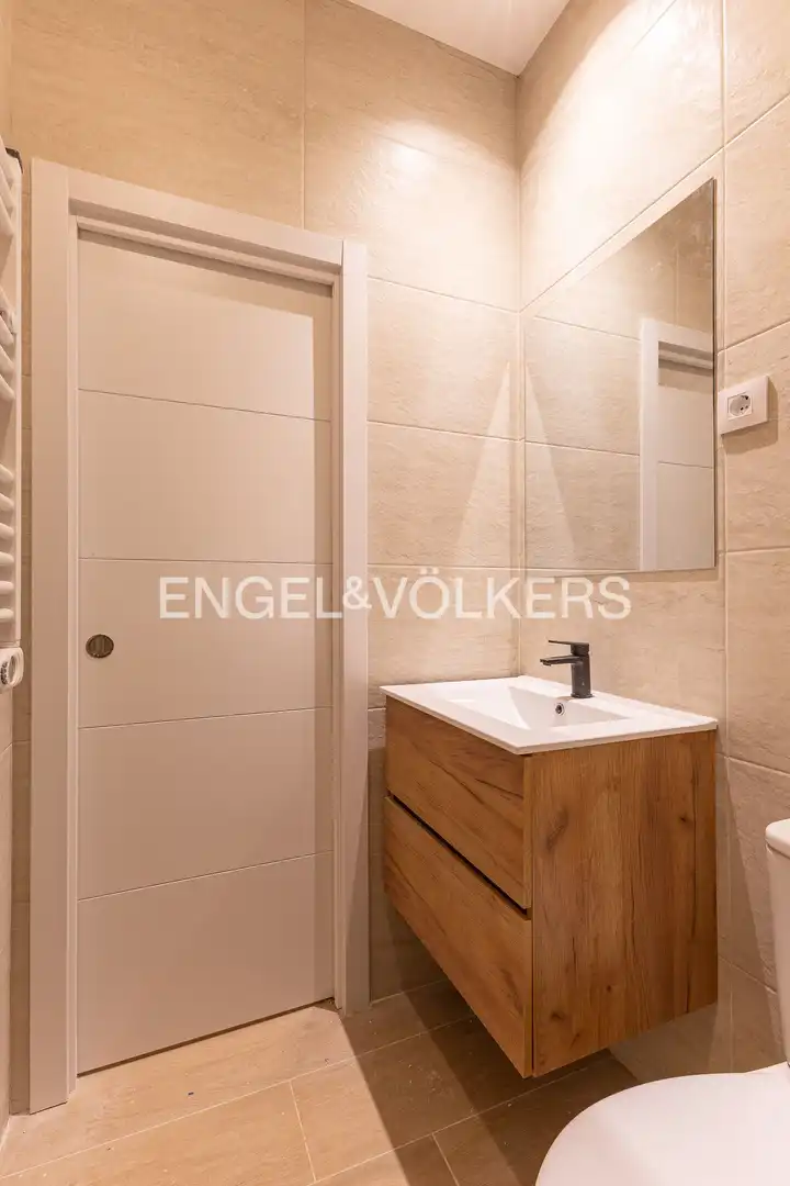 Bathroom of Flat for sale in Madrid  with Air Conditioner and Heating