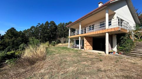 Chalet independiente con vistas al mar, gran parcela y excelente comunicación en Veigue
