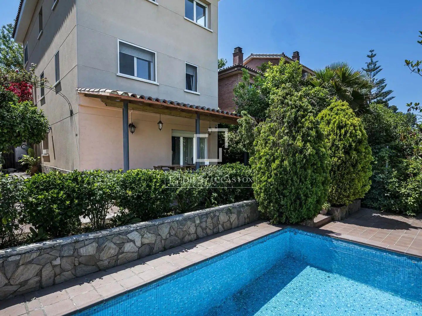Vista exterior de Casa o xalet en venda en Sant Cugat del Vallès amb Aire condicionat, Calefacció i Jardí privat