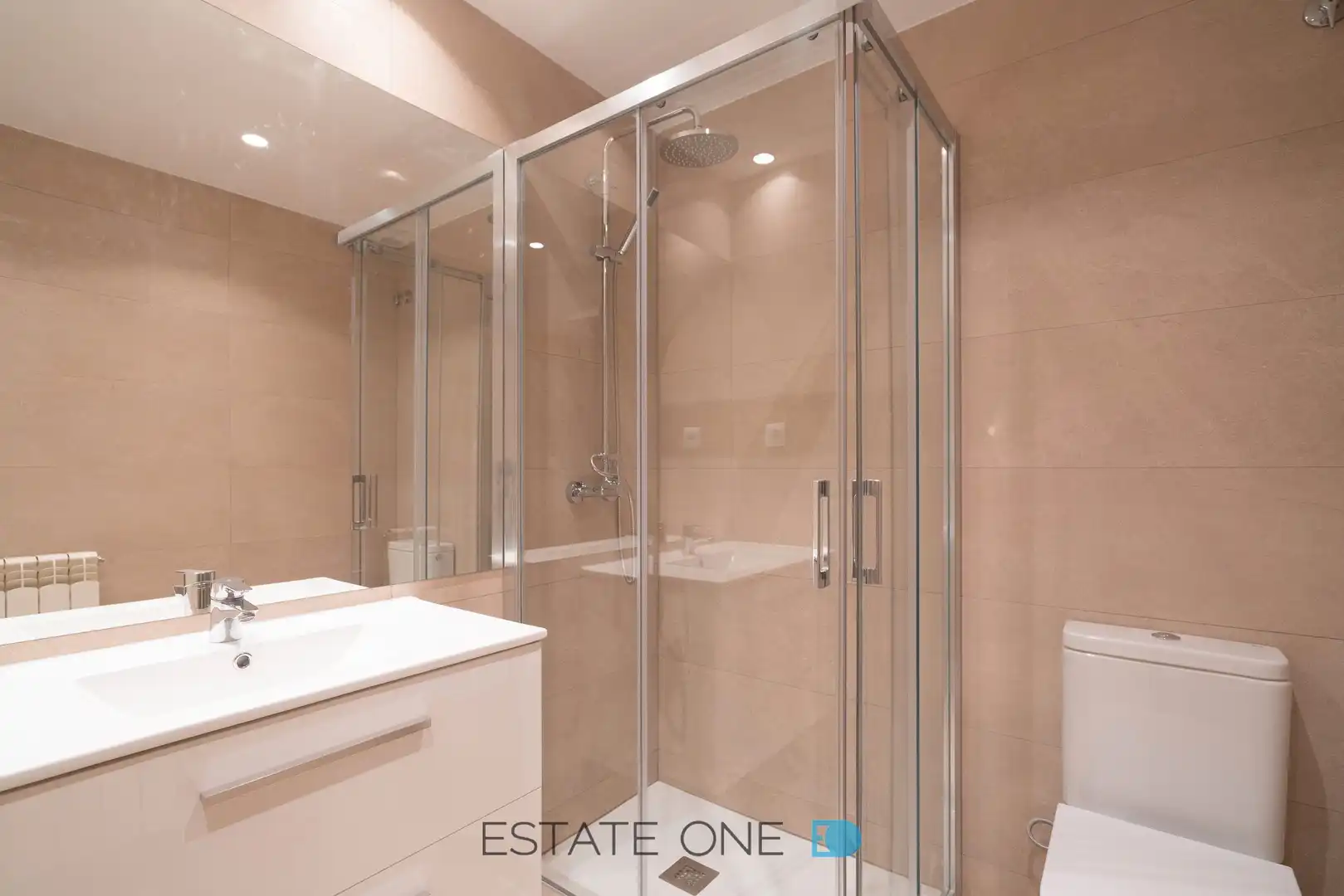 Bathroom of Flat for rent in Madrid  with Air Conditioner, Heating and Parquet flooring