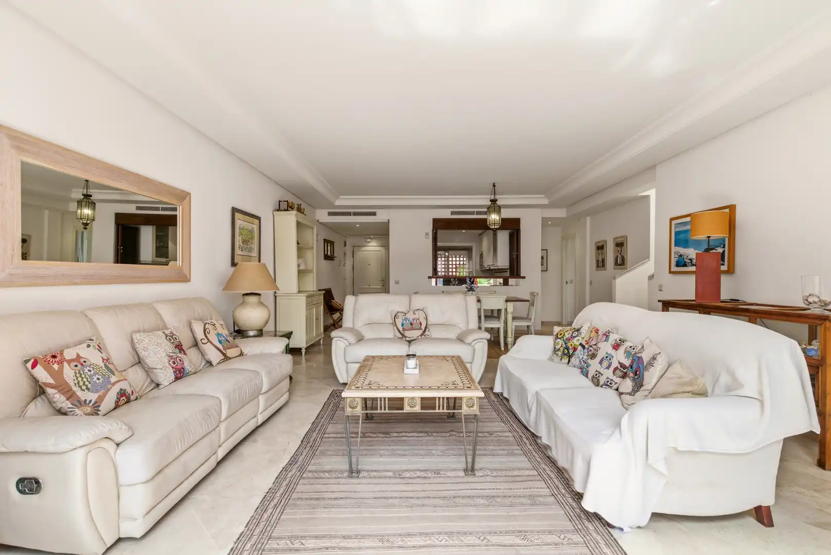Sala de estar de Ático en venta en Estepona con Aire acondicionado, Terraza y Piscina