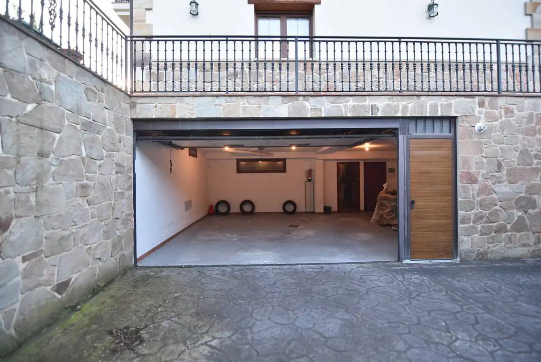 Aparcament de Casa o xalet en venda en Ermua amb Calefacció, Jardí privat i Terrassa