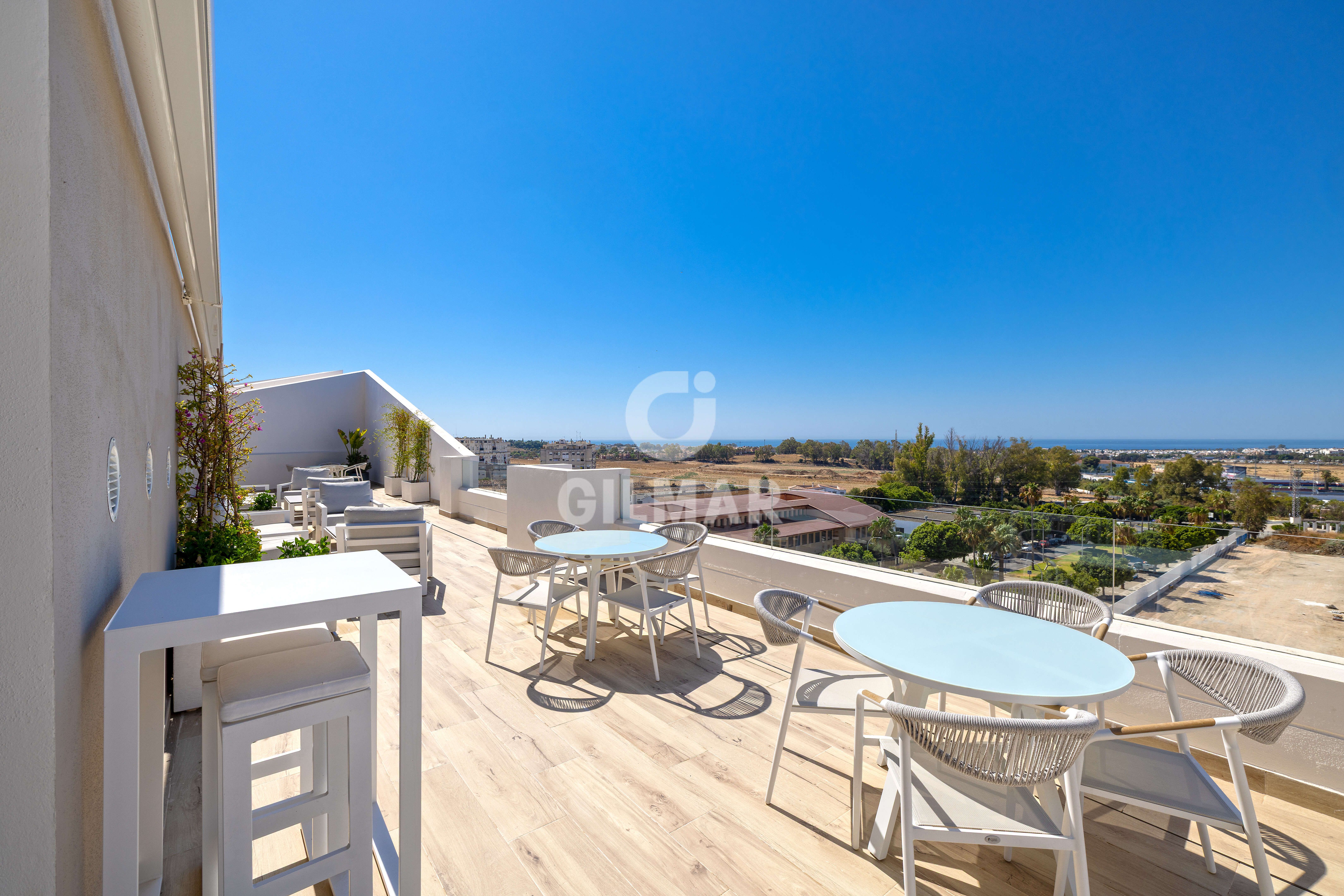 Terraza de Ático en venta en Marbella con Calefacción, Trastero y Piscina