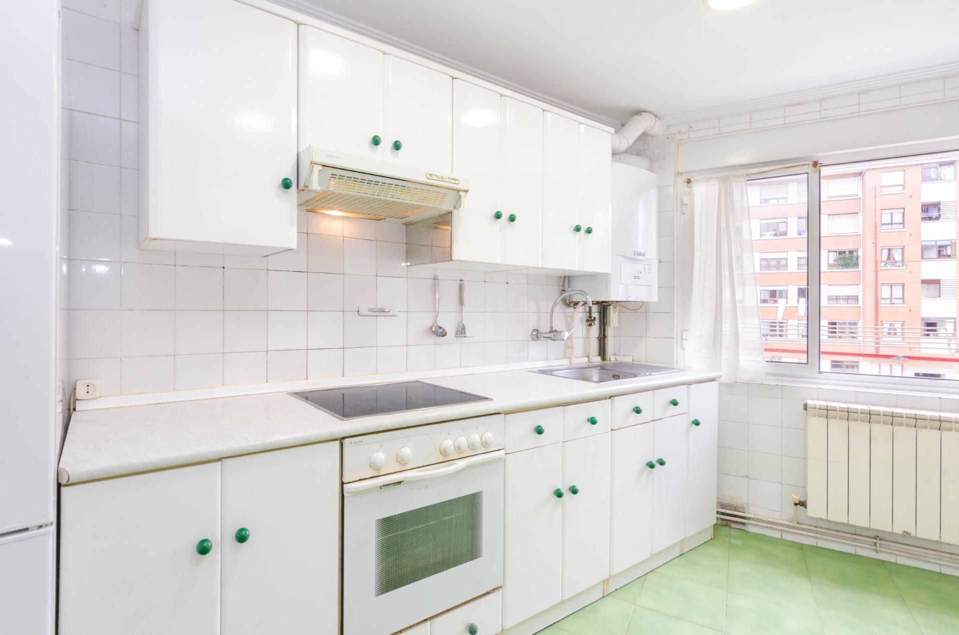 Cuina de Pis en venda en Oviedo  amb Calefacció