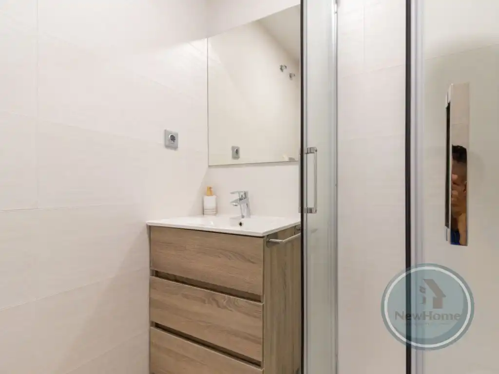 Baño de Piso de alquiler en Elche / Elx con Aire acondicionado, Terraza y Piscina comunitaria