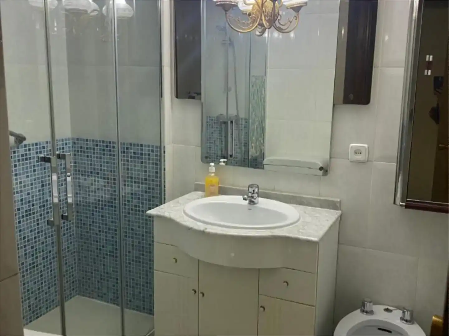 Badezimmer von Wohnung zur Miete in  Zaragoza Capital mit Klimaanlage und Balkon