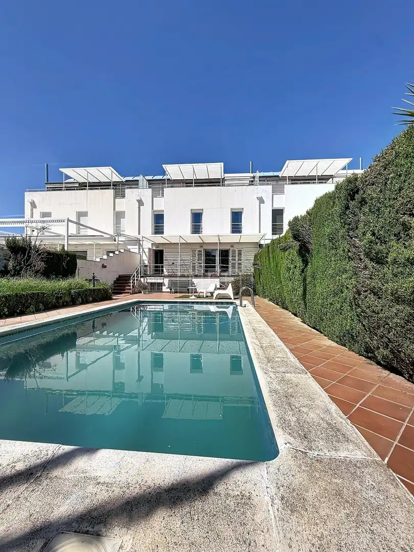 Schwimmbecken von Einfamilien-Reihenhaus zum Verkauf in  Granada Capital mit Klimaanlage, Privatgarten und Terrasse