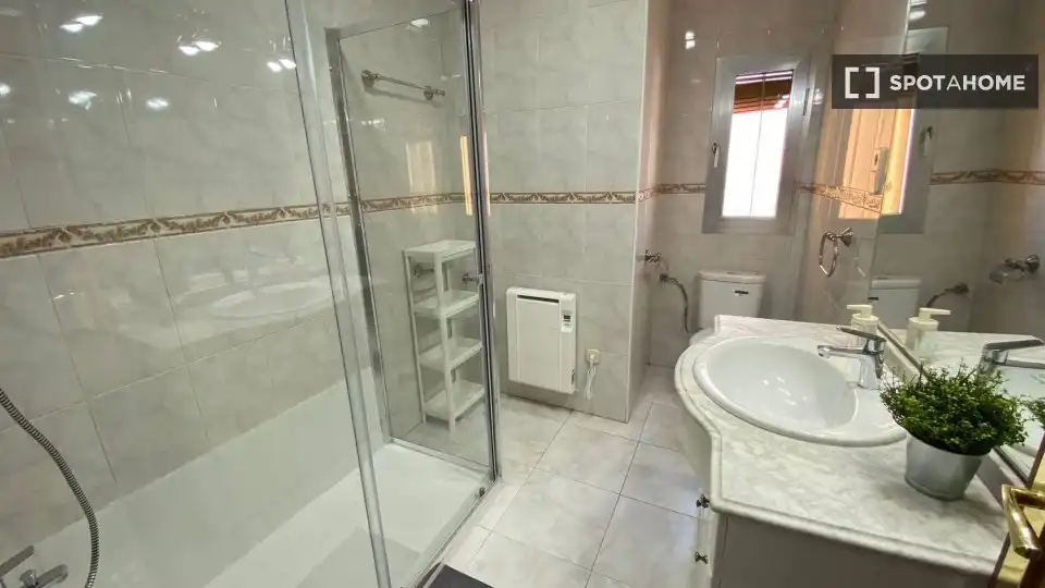 Baño de Piso de alquiler en Madrid con Aire acondicionado, Calefacción y Amueblado