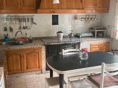 Cuina de Casa o xalet en venda en A Laracha   amb Jardí privat, Traster i Moblat